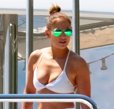 Jennifer López sacude a Italia con su torneado cuerpo en un revelador bikini blanco